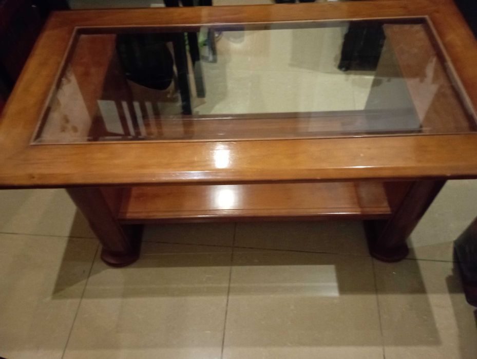 Mesa de centro de cerejeira com tampo de vidro