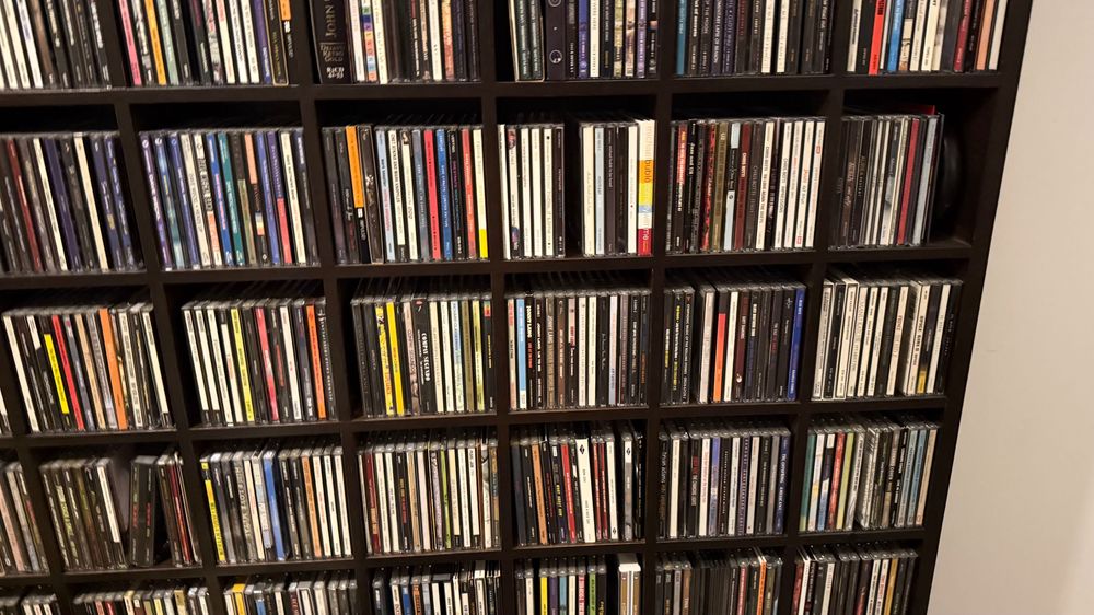 Coleção de Cd’s com móvel