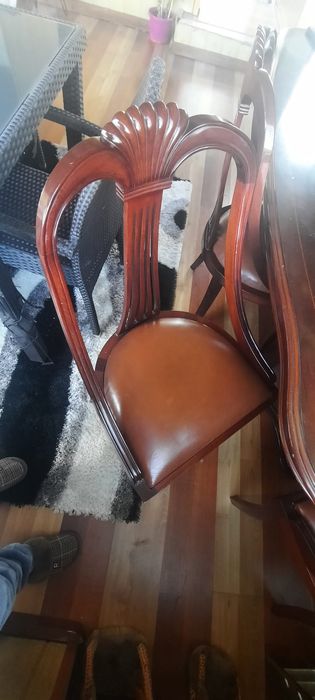 Mesa e 6 cadeiras em cerejeira