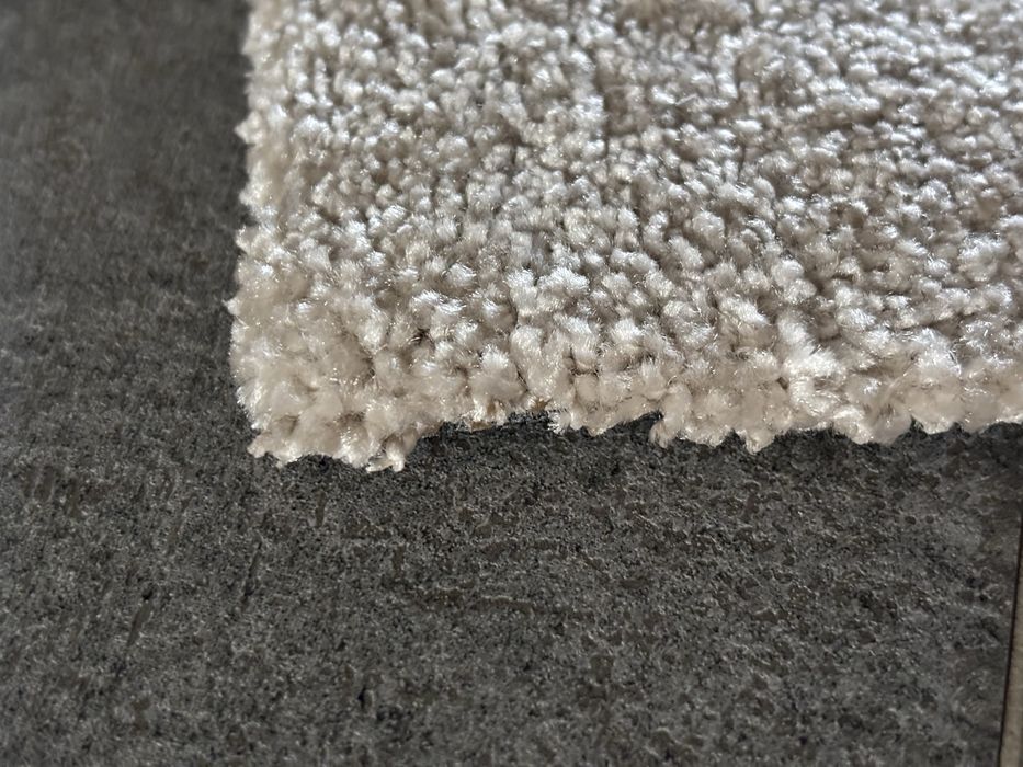 Nowy dywanik 80x80 cm