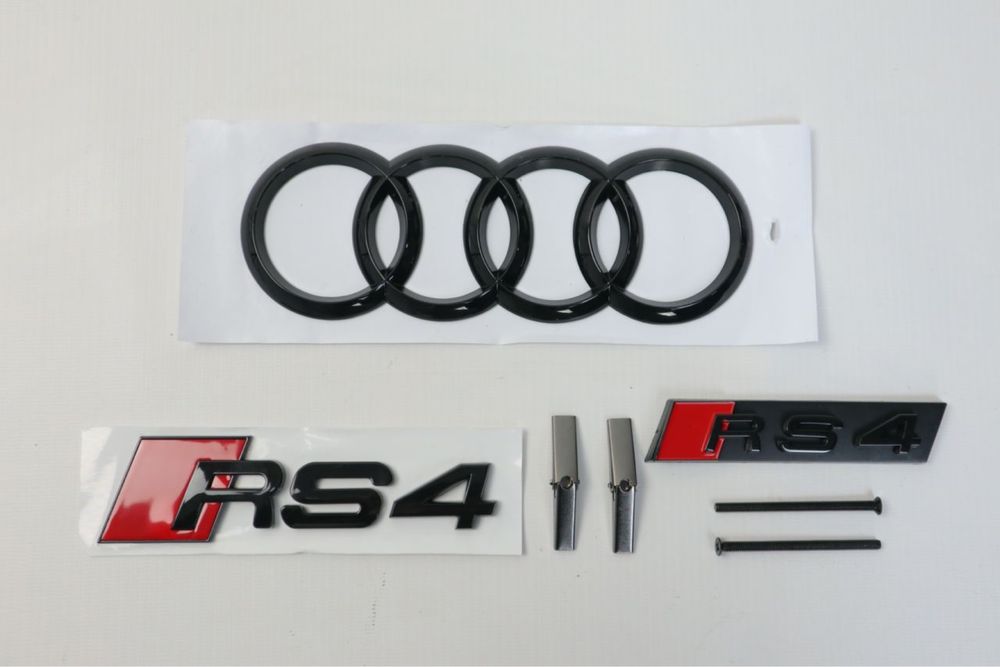 Эмблема шильдик лого кольца в решетку audi a4 rs4 черный глянец