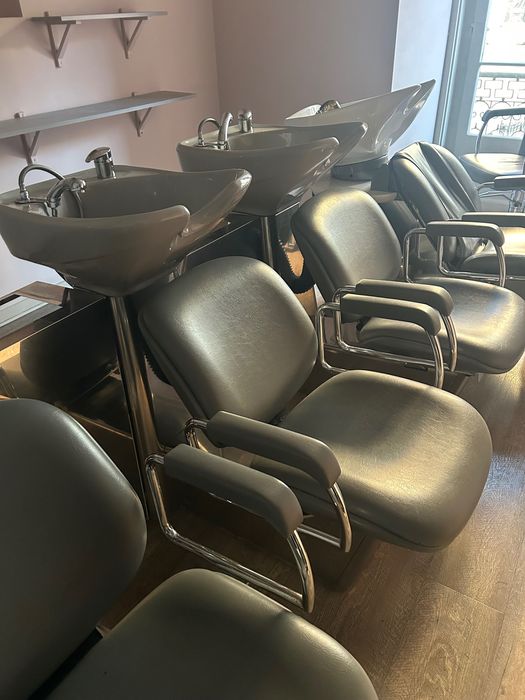 Cadeiras e rampas de lavagem de cabeleireiro.