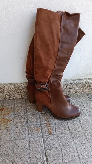 Bota castanho cano alto