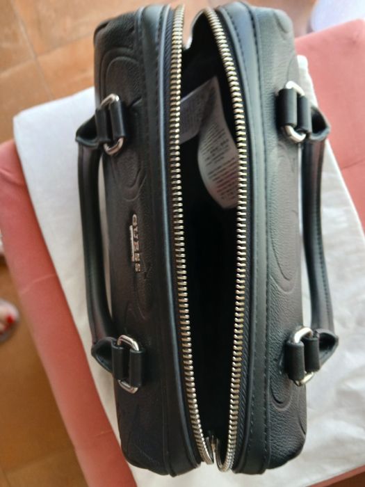 Mala preta Guess com alça amovível