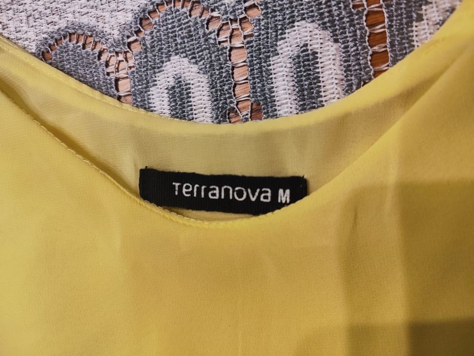 Bananowy top z falbankami