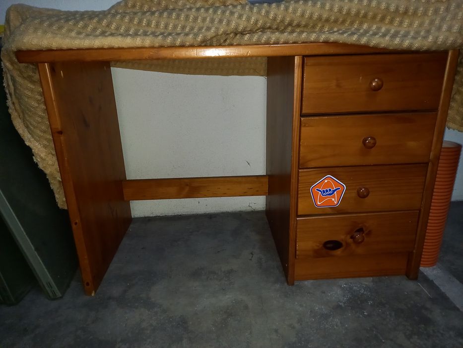 Secretária em Madeira com Gavetas