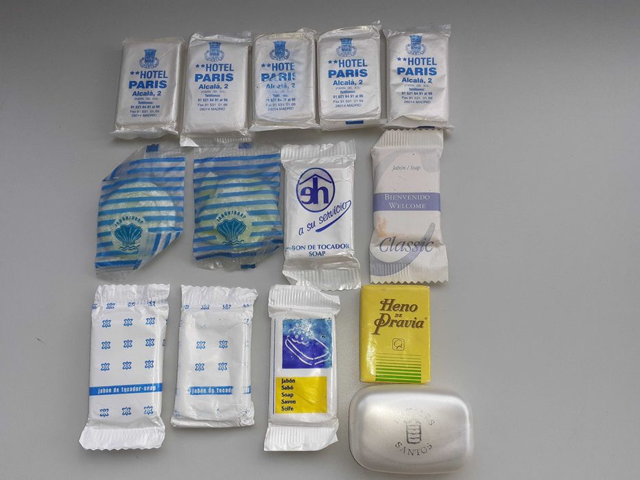 Sabonetes miniatura de vários hotéis