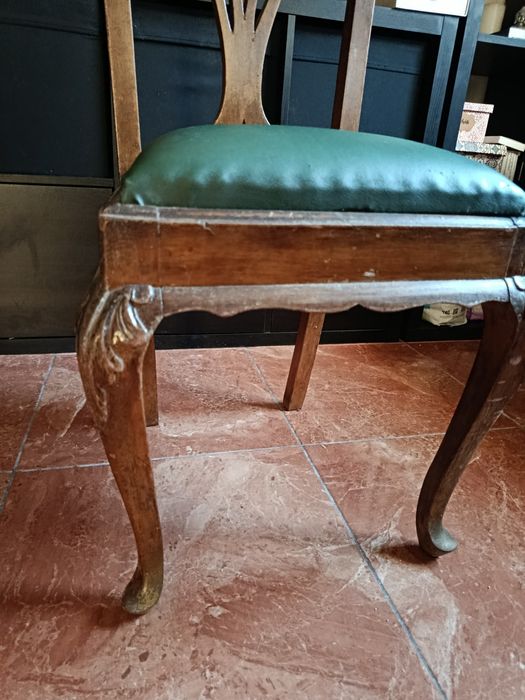 Cadeira antiga em madeira maciça
