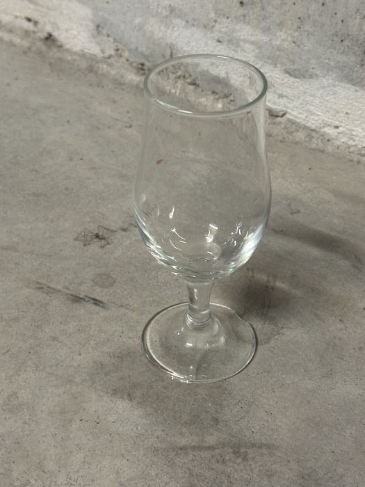 Varios copos e jarras e cinzeiros