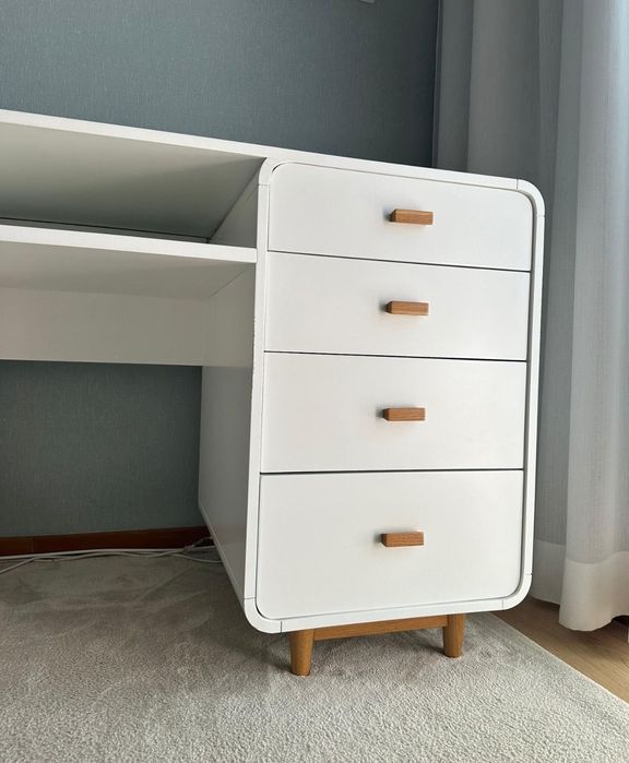Cama com colchão e secretária com móveis