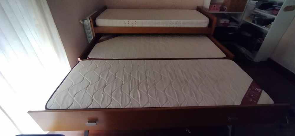 Cama tripla com estrados