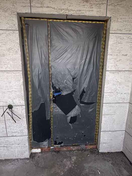 Двері металеві вхідні в будинок полуторні.