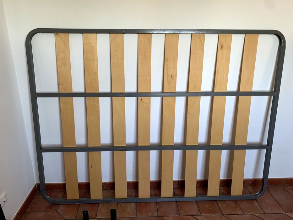 Cama de ferro nova (Conforama) com estrado incluído