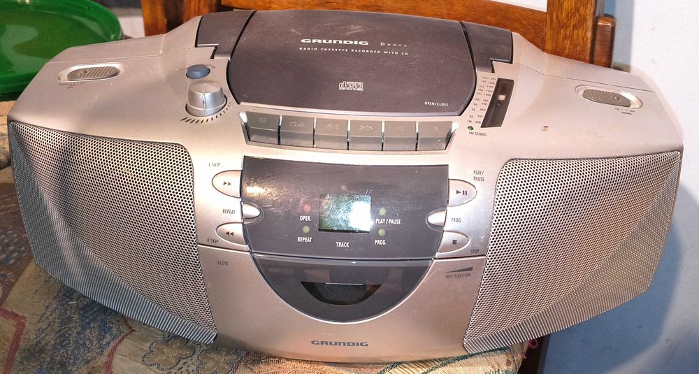 Radiomagnetofon z CD Grundig BEEZZ