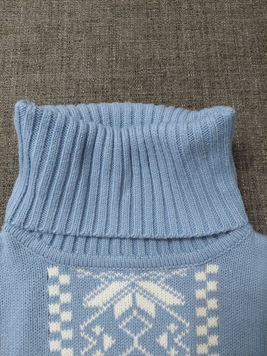 Błękitny wełniany golf