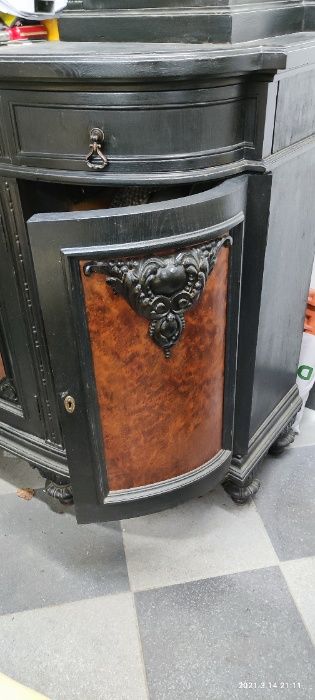 Kredens dębowy ,antyk zdobiony.