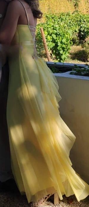 Vestido amarelo (cor pantone do ano)