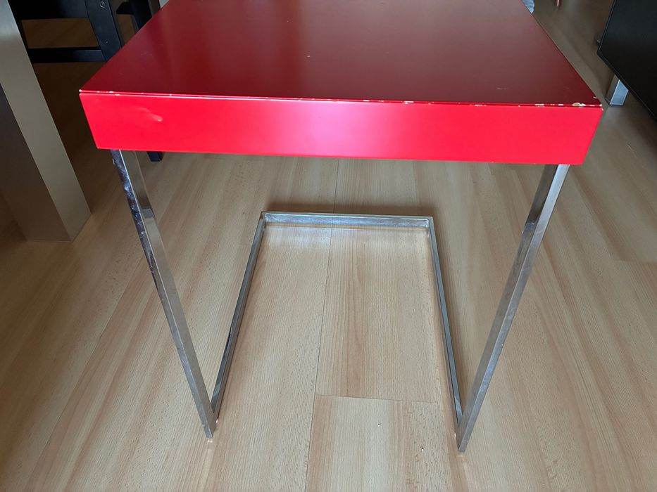 Mesa de apoio vermelha