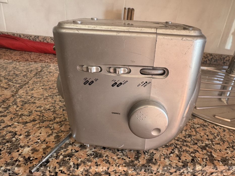 Vendo mini televisão portátil com rádio AM/FM