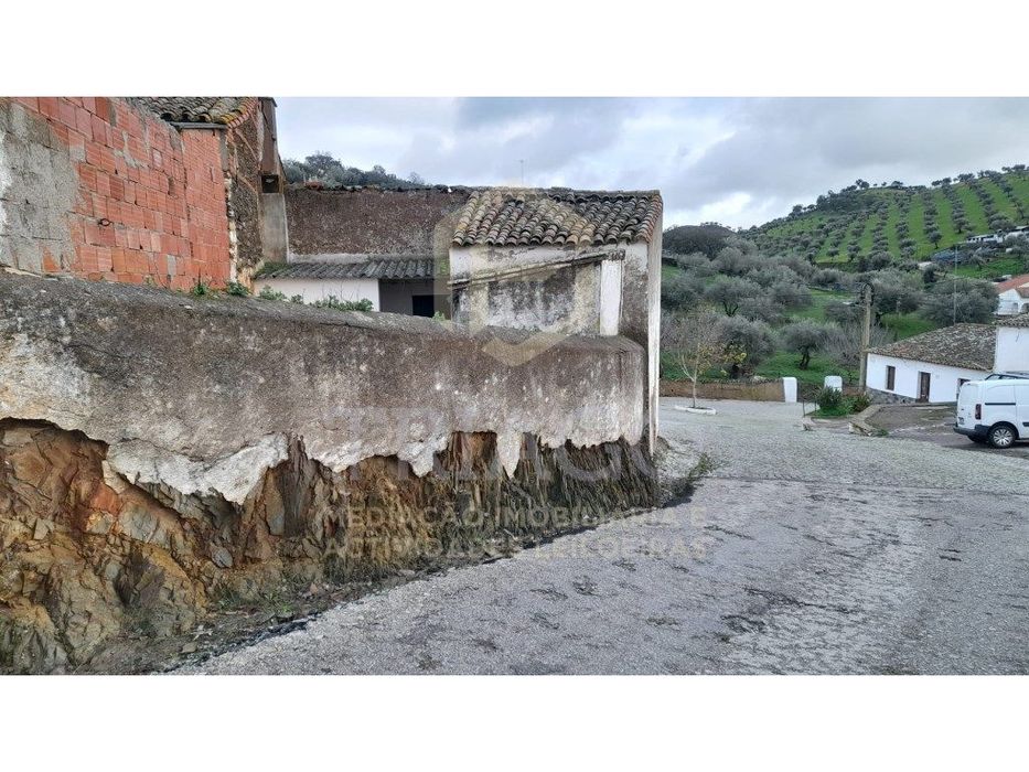 Casa de Gaveto ( 2 frentes) para Recuperar - Vila de Barrancos