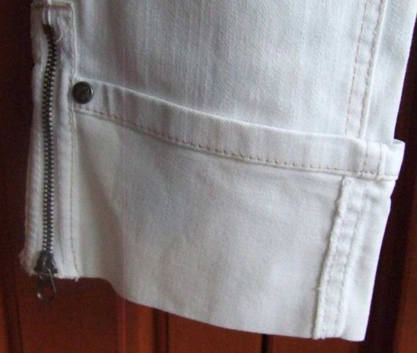Spodnie jeansy białe bermudy capri mankiety z zamkami 36 Melrose