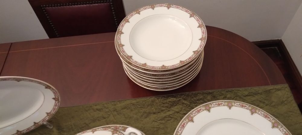 Serviço de jantar de louça marca " Coimbra ",