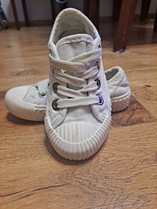 Trampki na szczupłą stopę