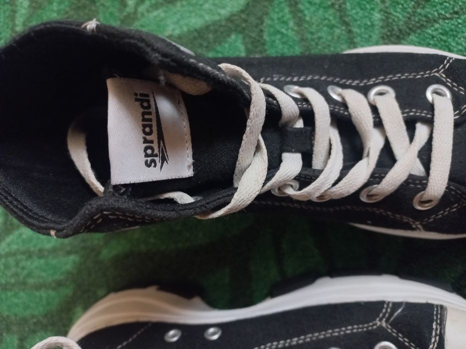 Buty trampki sportowe na podwyższeniu.