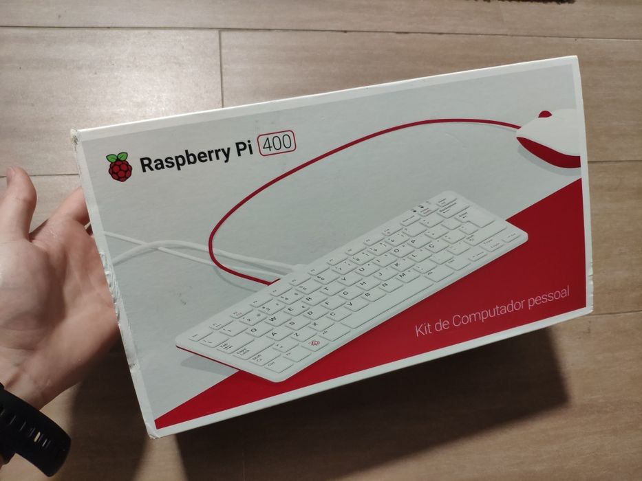 Kit Raspberry Pi 4 00 (4GB) c/ Livro de iniciação e teclado (PT)