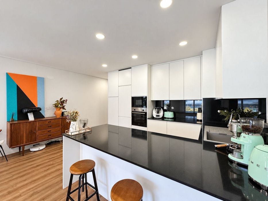 T3 único com closet e domótica | Orientação a sul | 2 lugares de garagem com Wallbox | Casal Residence, Pontinha