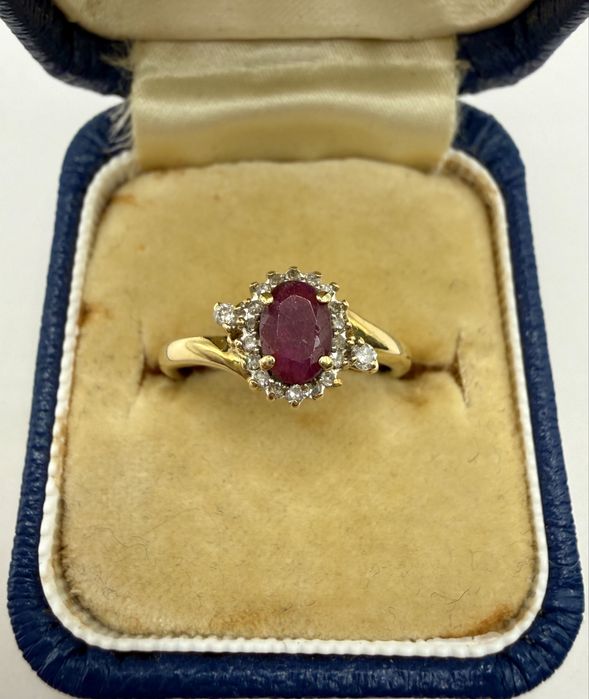 Złoty pierścionek z rubinem 0,43ct i diamentami 0,12ct