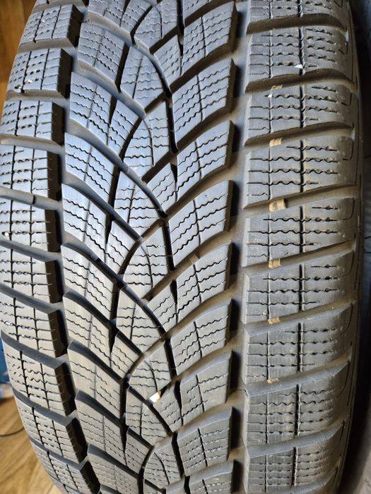 215/55/18 Good Year para zima 7,5mm 2021r