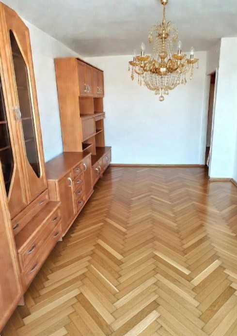 Wolnostojąca gablotka i szafa podwójna