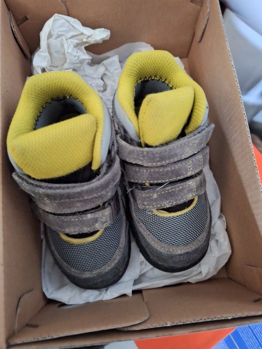 Bota criança Adidas.