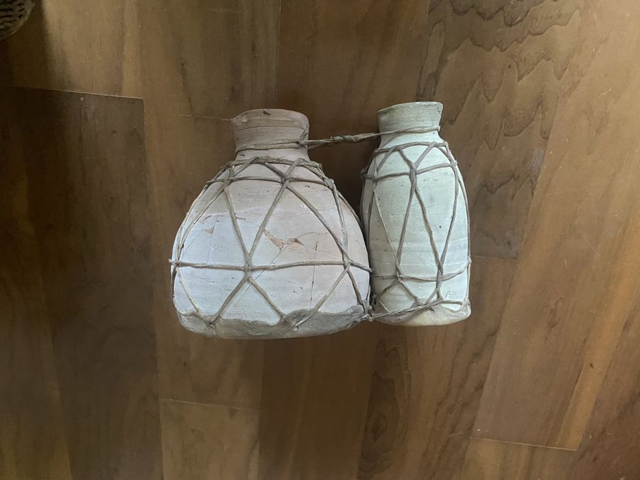 Jambés africanos em pele e ceramica (conjunto de dois)