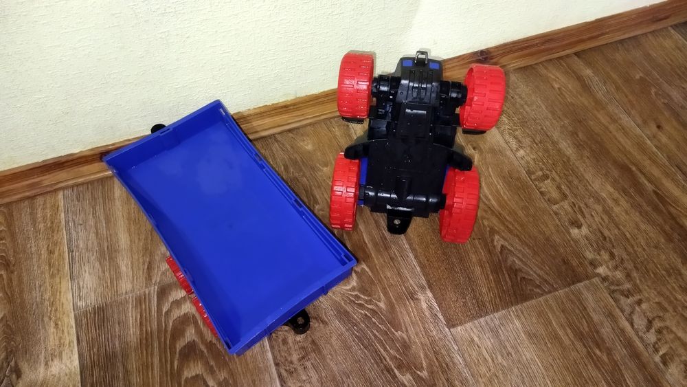 Трактор з прицепом