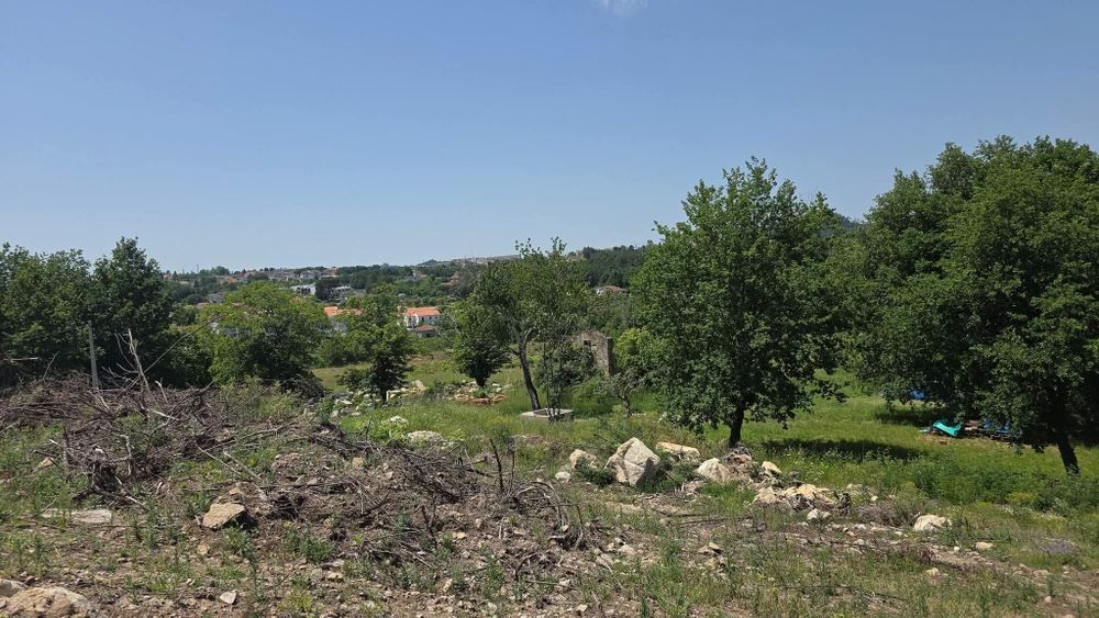 Terreno a 3km da Câmara Municipal para 4 moradias geminadas