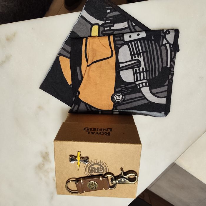 Porta chaves e Puff Royal Enfield
