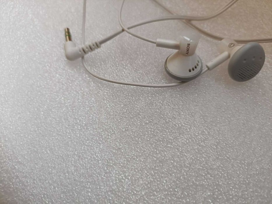 Навушники-гарнітура Sony MDR-XB50AP та інші.