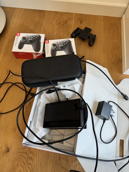 Nintendo Switch (completa) + 2 Pro Controllers + caixas + extras