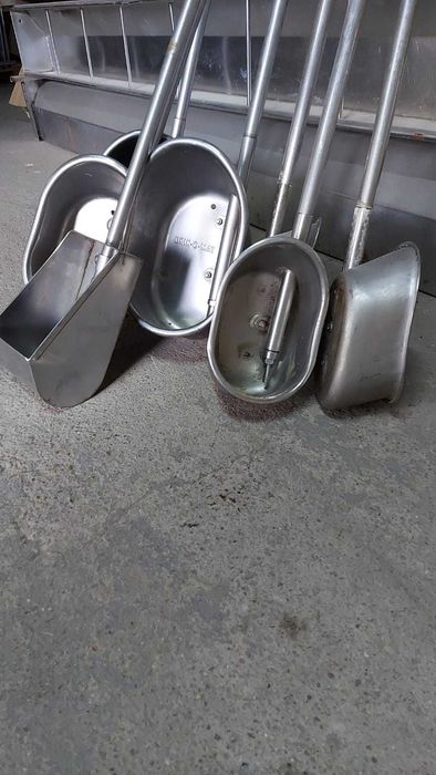 Poidło miseczkowe z rurką dla warchlaka