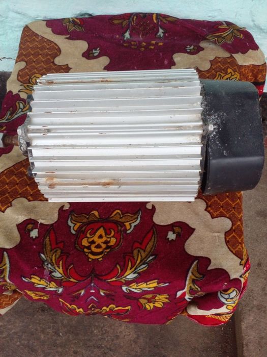 Електродвигатєль.