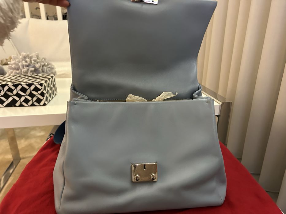 Mala Carolina Herrera em pele