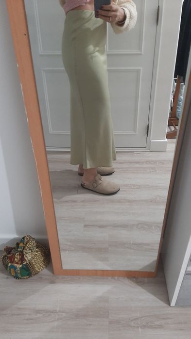 Saia de cetim, tam. M (nova)