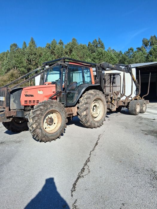 Tractor valtra com grua