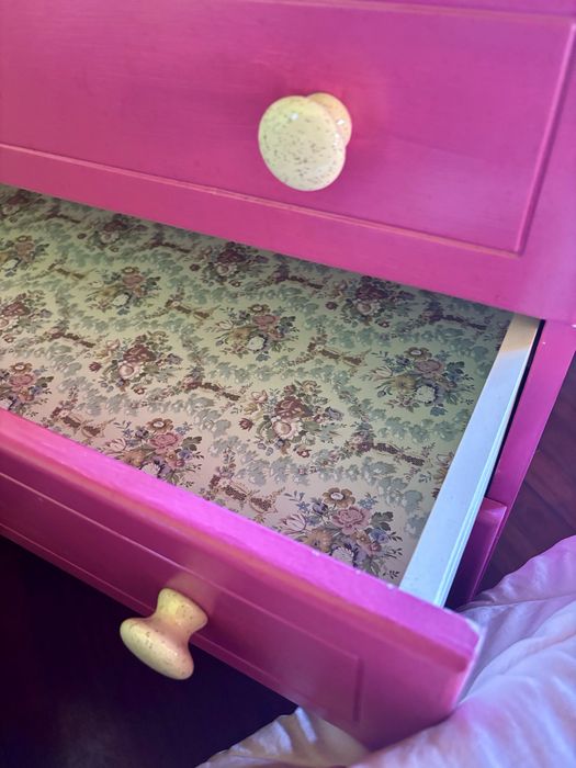 Comoda rosa com puxadores em ceramica