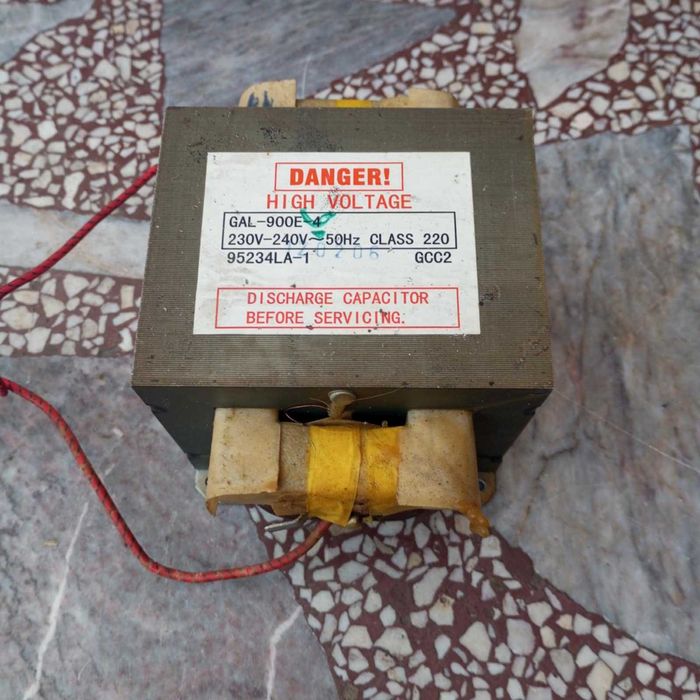 Transformator z mikrofalówki.