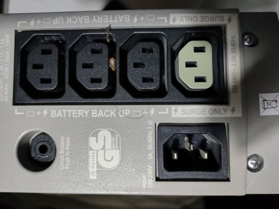 Бесперебойник преобразователь с  12 v на 220 v