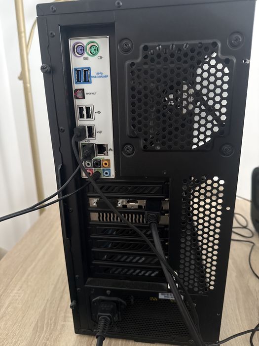PC Desktop c/ Monitor e Colunas