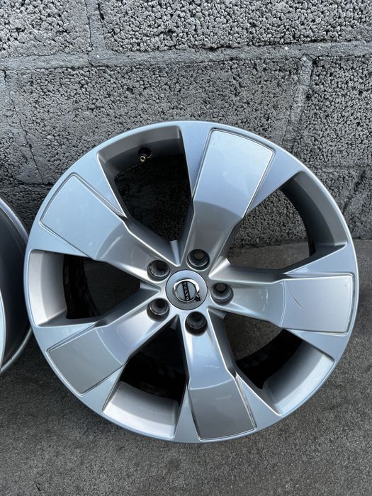 Oryginalne Alufelgi R18 5x108 volvo XC 40 60 90 V90 7,5J ET 50,5